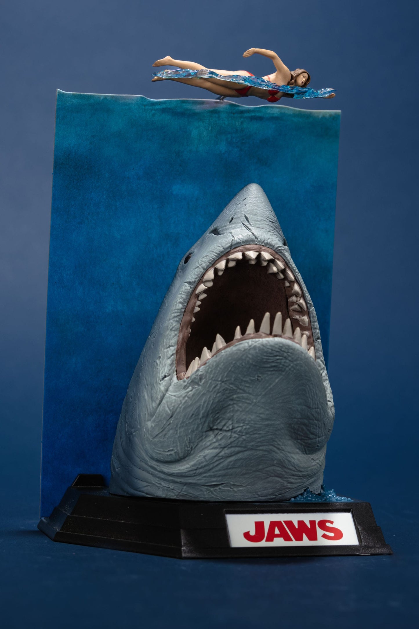 Jaws Movie Maniacs (50th Anniversary) 16 cm Statue