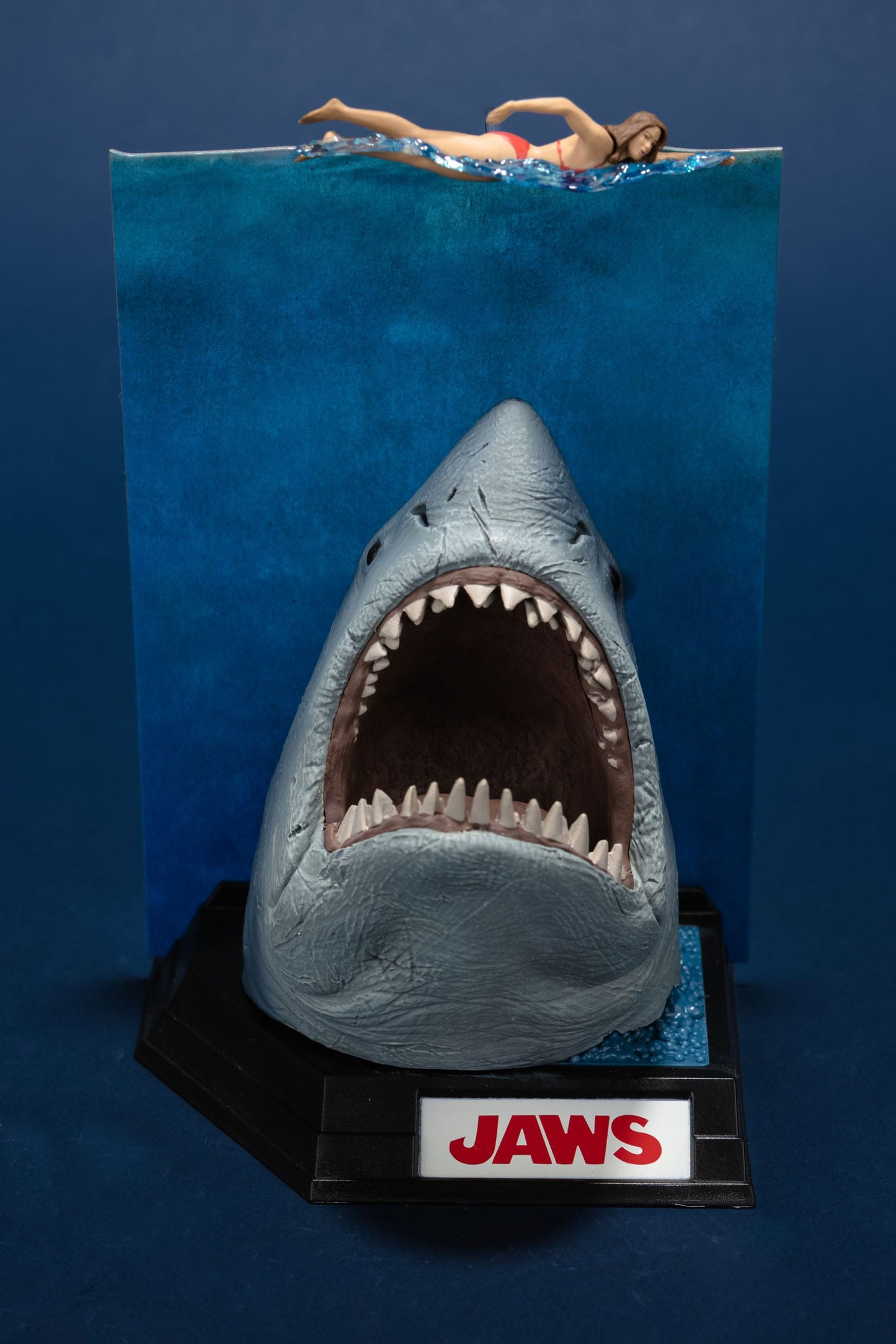 Jaws Movie Maniacs (50th Anniversary) 16 cm Statue