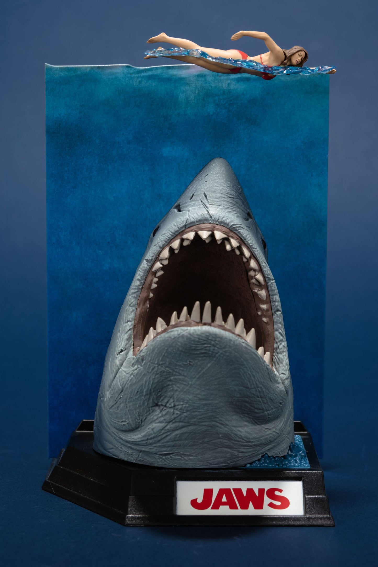 Jaws Movie Maniacs (50th Anniversary) 16 cm Statue