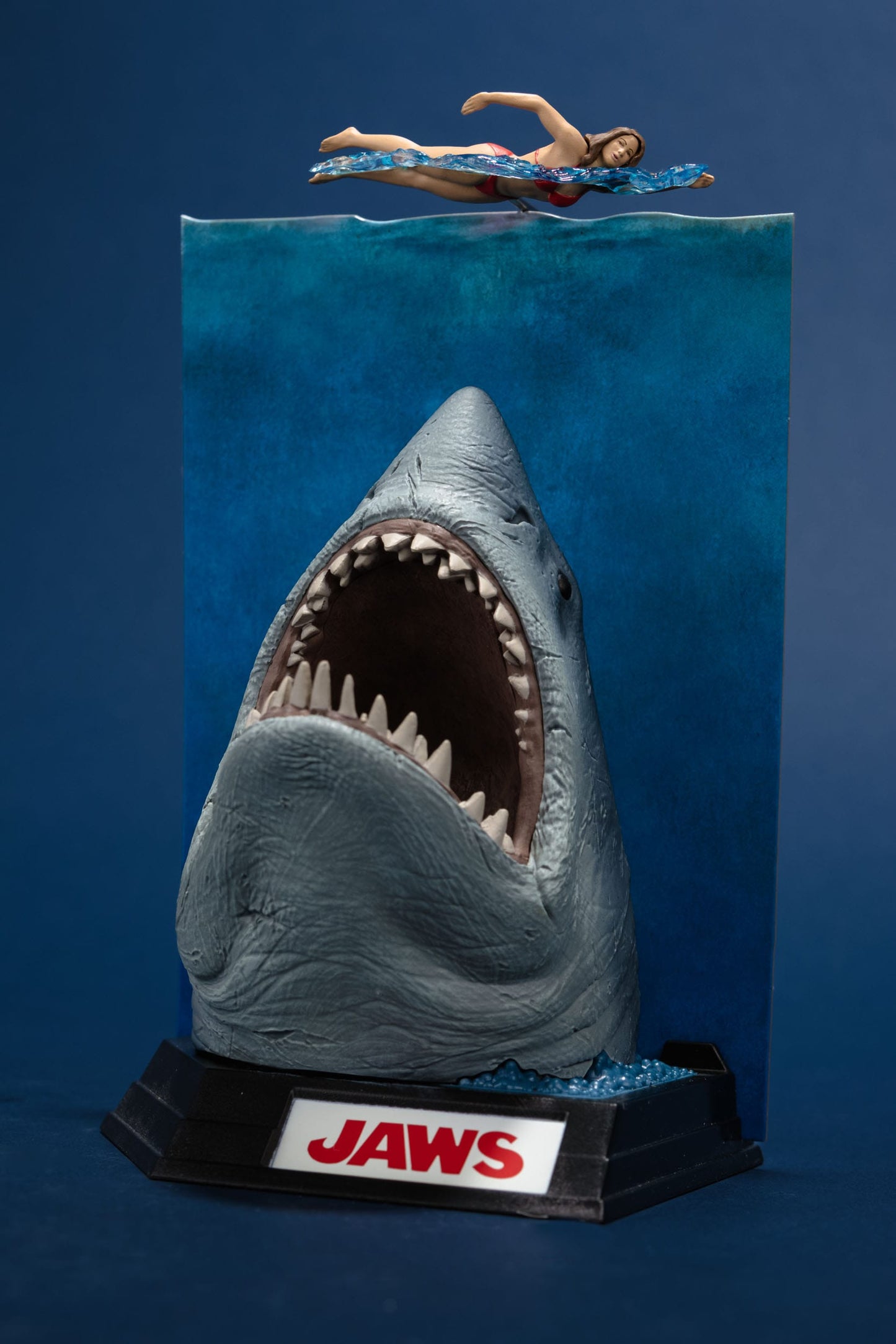 Jaws Movie Maniacs (50th Anniversary) 16 cm Statue