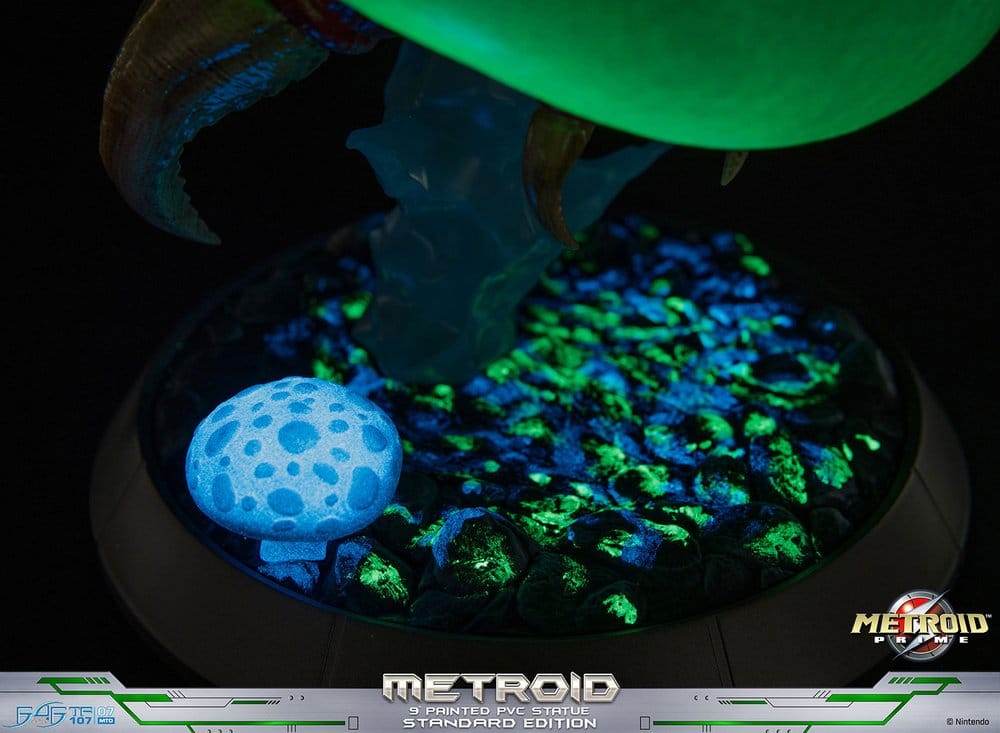 Metroid Prime PVC Figure Metroid (Standard) (Glow in the Dark) 21 cm