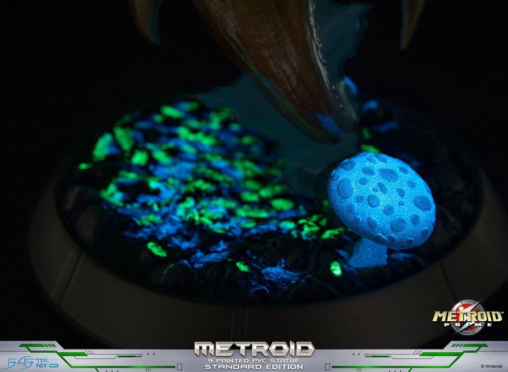 Metroid Prime PVC Figure Metroid (Standard) (Glow in the Dark) 21 cm