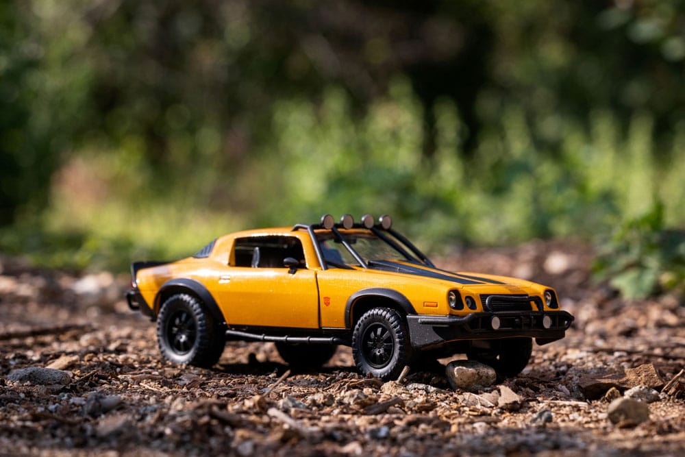 Transformers Diecast Model 1/24 1977 Chevy Camaro T7 Bumblebee