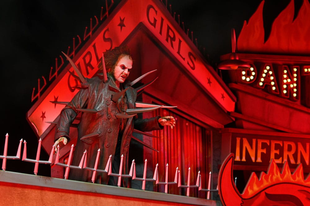 Beetlejuice (1988) Diorama Trenchcoat with Spikes Inferno Room Deluxe Set  - Damaged packaging