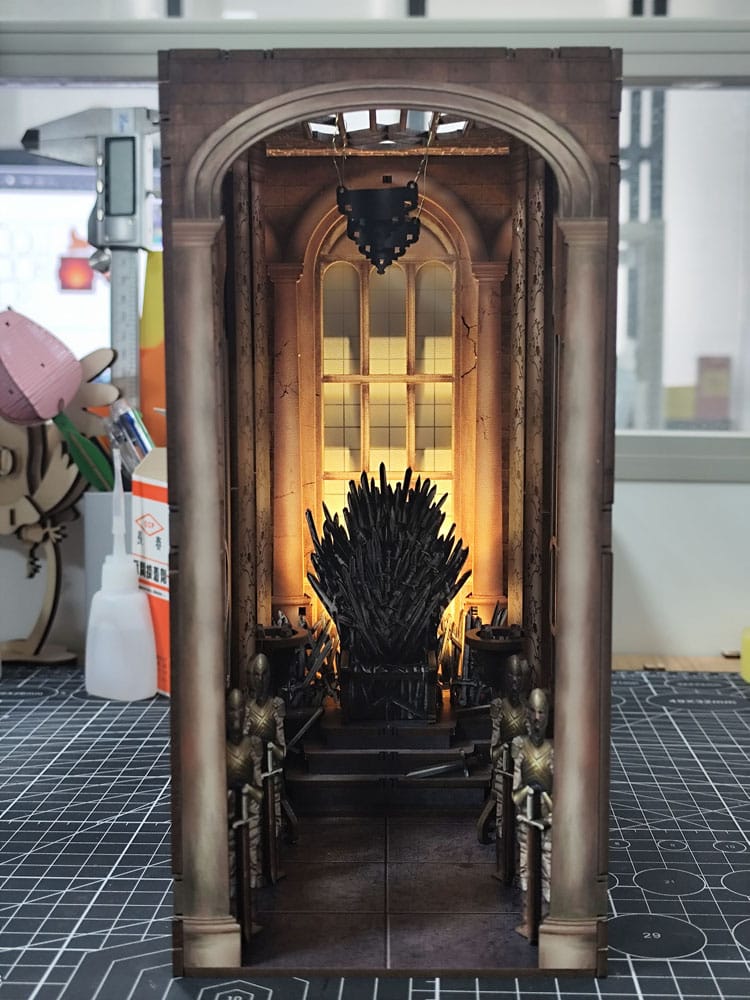 House of the Dragon Tiny Adventures Book Nook Mini Diorama Iron Throne 23 cm