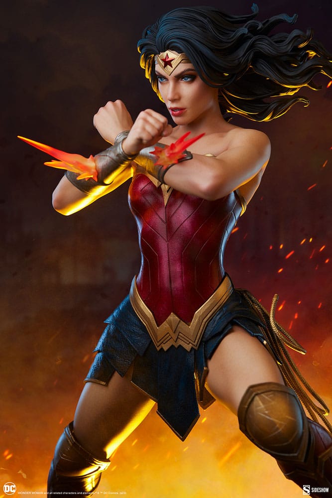 DC Comics Premium Format Statue Wonder Woman: Saving the Day 50 cm