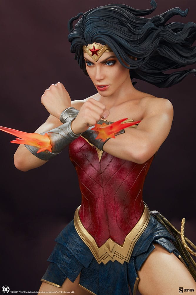 DC Comics Premium Format Statue Wonder Woman: Saving the Day 50 cm