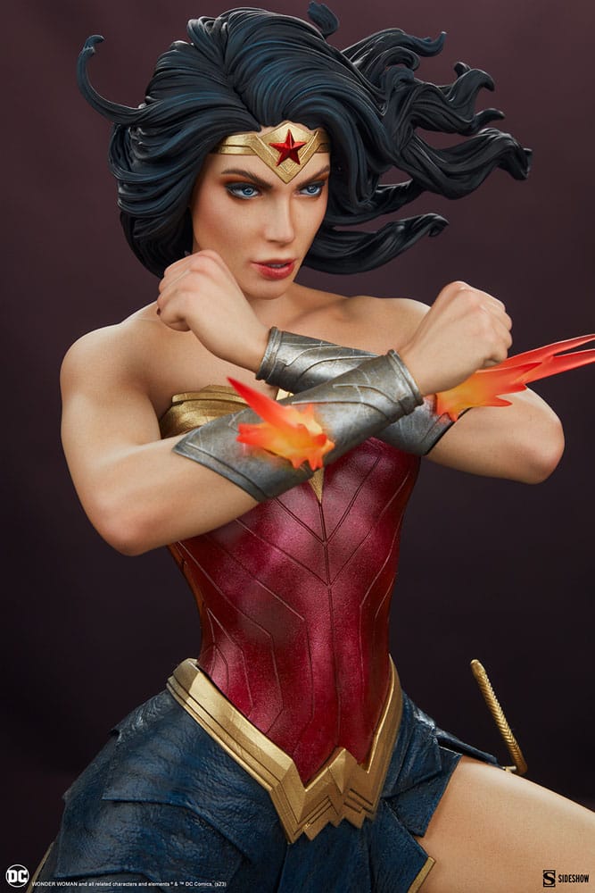 DC Comics Premium Format Statue Wonder Woman: Saving the Day 50 cm