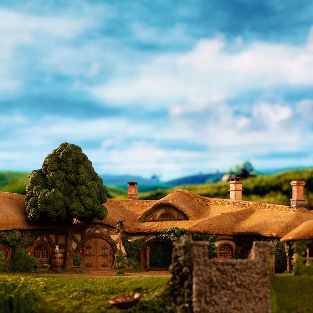 Lord of the Rings Statue The Green Dragon Inn