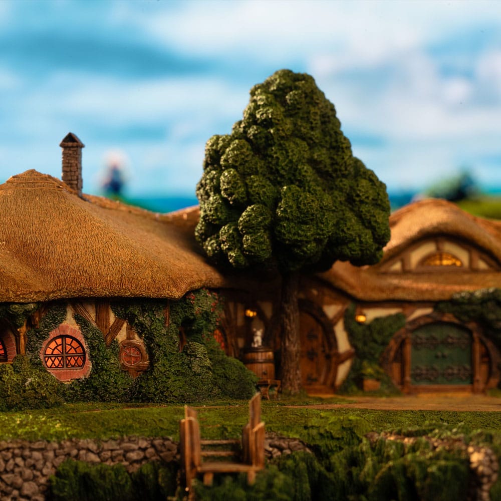 Lord of the Rings Statue The Green Dragon Inn