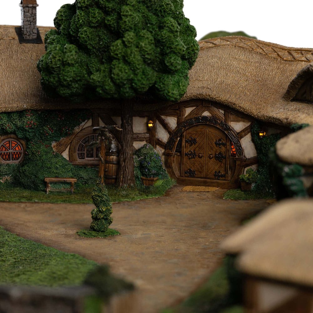 Lord of the Rings Statue The Green Dragon Inn